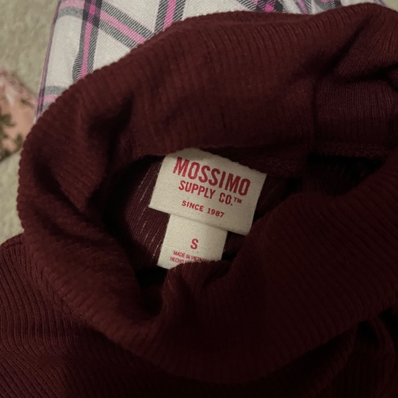 Mossimo maroon mock neck top - Picture 3 of 3